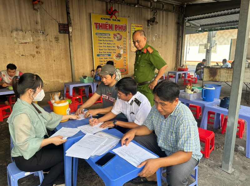 Phường 2 kiểm tra an toàn thực phẩm trước Tết Nguyên đán Giáp Thìn và mùa Lễ Hội Xuân 2024