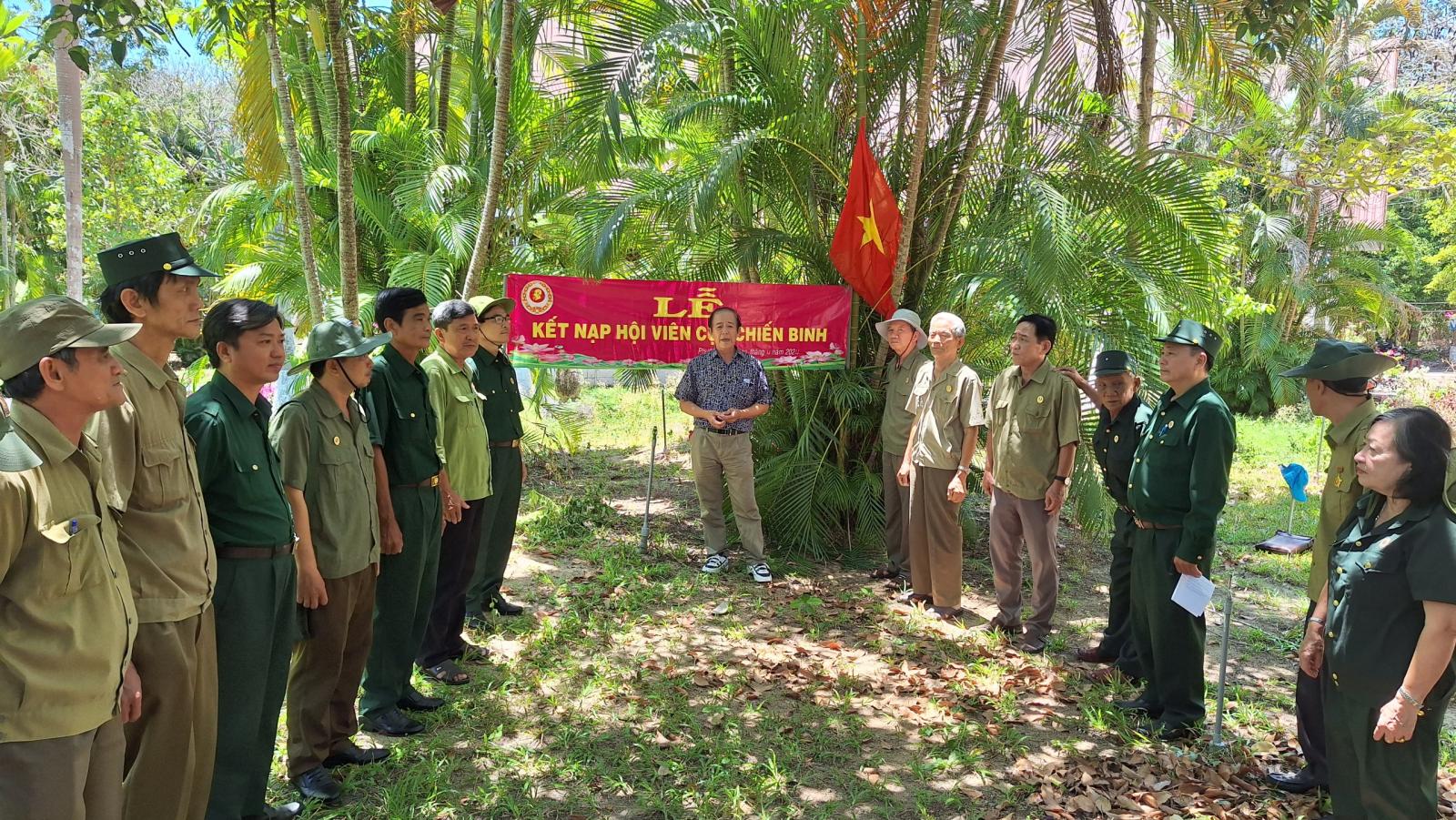 Hội CCB phối hợp với Đoàn TN Phường 2 tổ chức đi du khảo về nguồn khu di tích sử cách mạng Tức Dụp tỉnh An Giang
